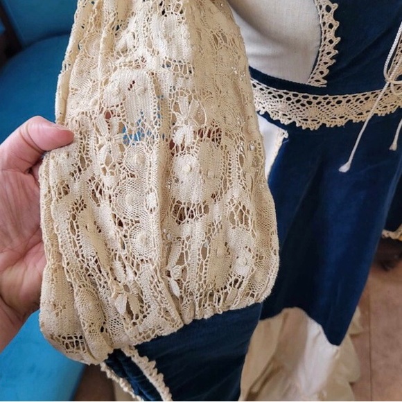 Vintage 1970s Gunne Sax
Renaissance Teal Velvet crochet lace Ivory. US4 - Picture 8 of 10